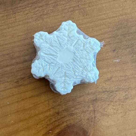 NEW four white snowflake soaps with net gift bag set of four - Picture 2 of 4